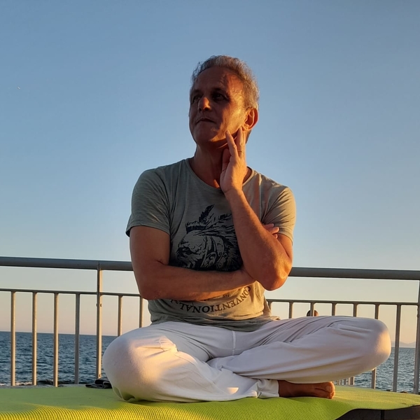 Insegnante di Yoga certificato 1500 Eryt. Insegna Yoga da 25 anni. Da 15 anni forma insegnanti di Hatha Yoga in Sardegna e da 4 anni insegnanti di Yoga Posturale. Insegna nei corsi settimanali a Quart