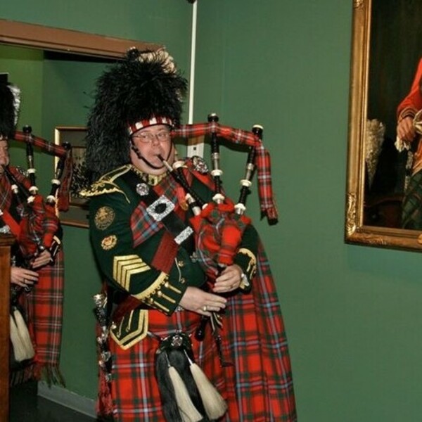 Former Canadian Army Pipe Major and experienced piper and instructor available for Bagpipe Lessons.