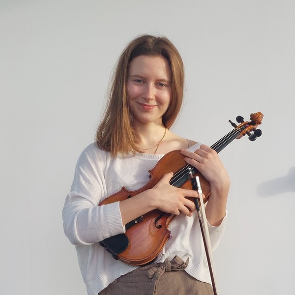Cześć! Jestem studentką akademii muzycznej i bardzo chętnie nauczę Cię grać na skrzypcach! :)) Gram na tym instrumencie od 15 lat i z przyjemnością podzielę się z Tobą swoimi umiejętnościami i pasją. 