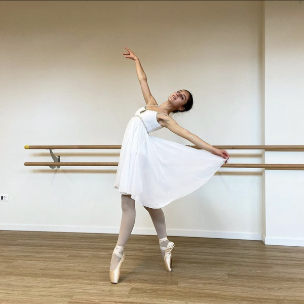 Diplomata al liceo Coreutico di Bergamo è attualmente frequento un Accademia di danza. Insegno danza classica,moderna,contemporanea ,giocodanza.