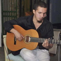 Profesor de Guitarra (UdeA) con más de 15 años de experiencia en sector de Cabañas Bello