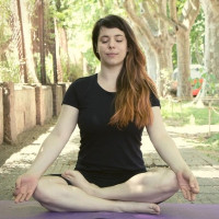 Profesora de Yoga y Meditación con más de 10 años de experiencia. Especialista en YOGA PARA PRINCIPIANTES. Si buscás alivio físico y paz mental, esta práctica es para vos. Encantada en acompañarte.