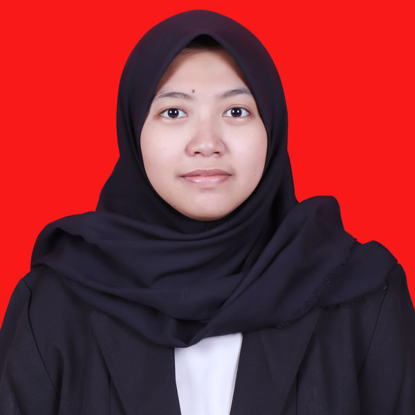 Lulusan Darusalam Gontor Putri 1 dan lulusan UIN Syarif Hidayatullah Jakarta jurusan Komunikasi pengiaran Islam dengan predikat cumlaude