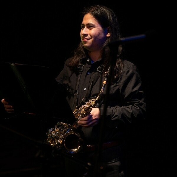 Estudiante de interpretación musical ofrece clases de saxofón a domicilio en Santiago y online.