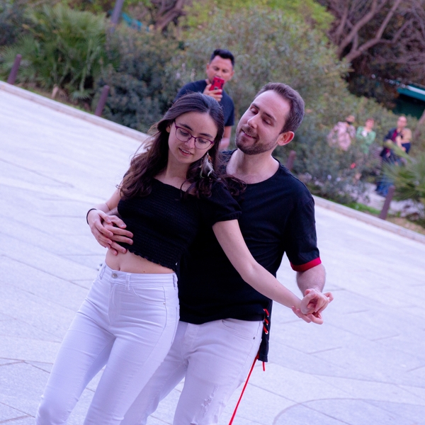 Somos Raquel y Nacho, ofrecemos clases de bachata y salsa para mejorar tu estilo y profundizar en el baile.