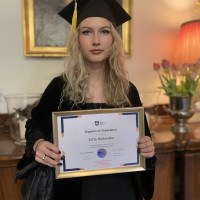 Witam, Mam na imię Zofia Barłowska i jestem absolwentką wyłącznie anglo-języcznych szkół, w tym; British International School of Warsaw, Raszyńska IB oraz International European School of Warsaw. Chęt