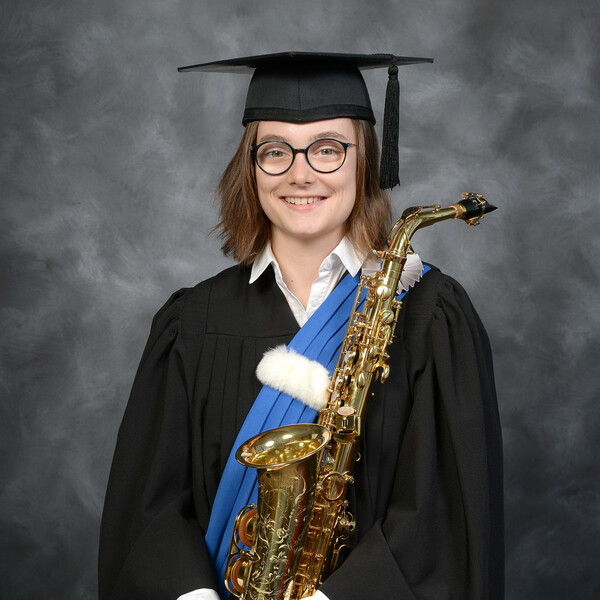 Étudiante à la maitrise en musique enseigne le saxophone et solfège à tous les niveaux
