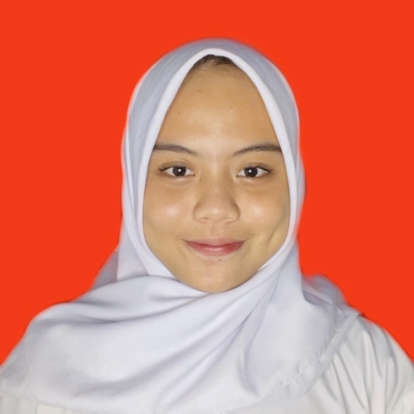 Sedang menjadi mahasiswi Universitas Indonesia dan pernah menjuarai lomba sains dan matematika di SMA tingkat provinsi