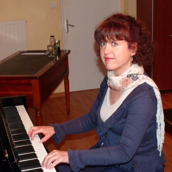 Professeur de musique passionnée et pédagogue avec méthode personnalisée : piano, accordéon, orgue, synthé, chant, éveil musical.