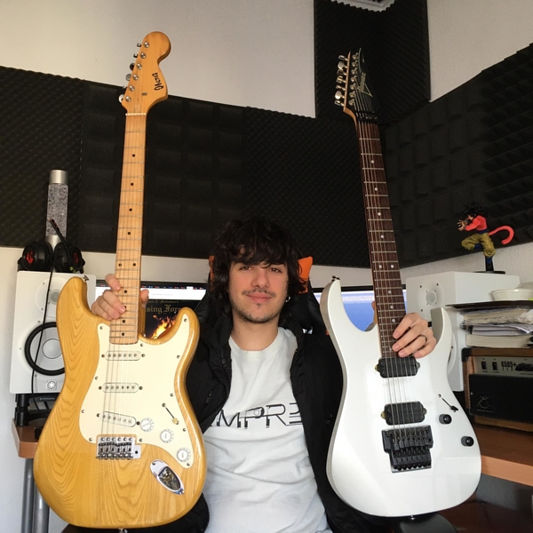 Professor em escola de música ensina teoria musical aplicada á guitarra elétrica