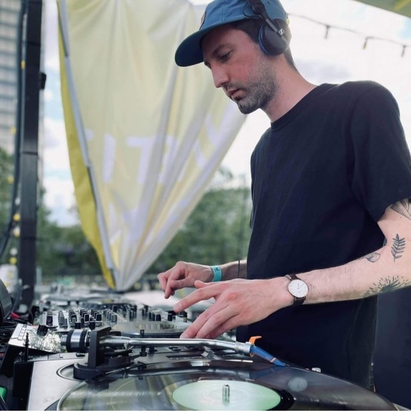 Prof de mix - DJ parisien confirmé (La Java, Le Petit Bain, La Rotonde) donne des cours de mix sur platines numériques et vinyles à Paris.