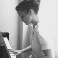 Pianiste diplômée, je propose de donner des cours particuliers de piano et formation musicale à domicile.