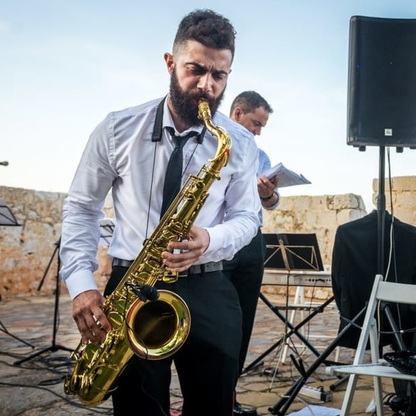 Graduado de saxofón en el Conservatorio Superior de Música de Aragón, imparte clases de instrumento y lenguaje musical a todos los niveles con metodología propia y experiencia.  La vida sin música ser