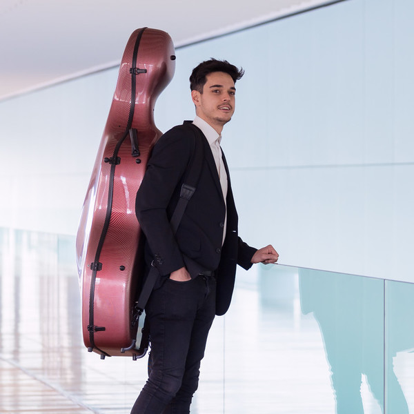 Profesor con gran experiencia imparte clases de violonchelo de manera presencial o vía online