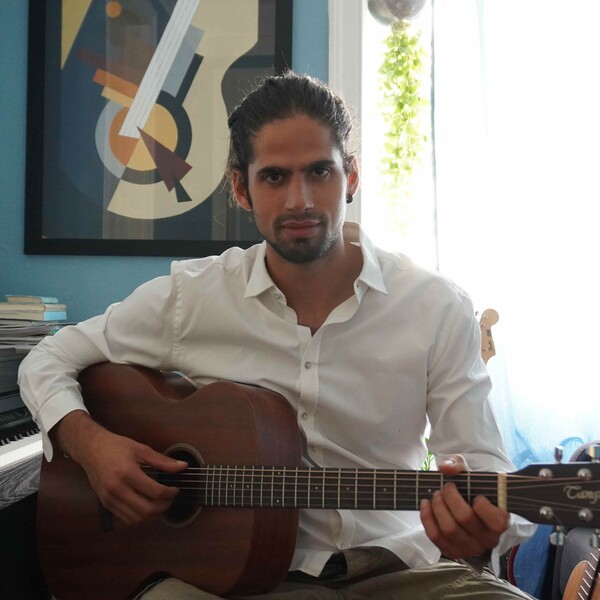 Guitarist / Composer / Improviser and student of music therapy gives lessons of acoustic guitar! For beginners, medium and high level.