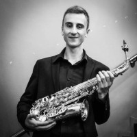 Étudiant au Conservatoire Royal de Liège, donne cours de solfège et de saxophone pour les petits et les grands !