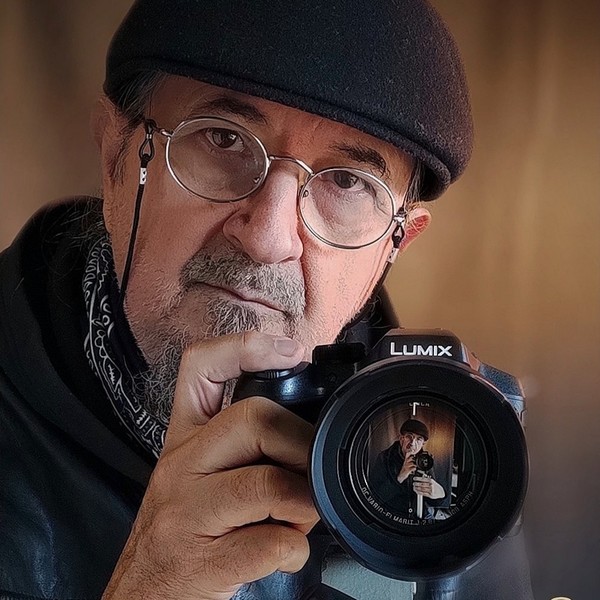 Fotógrafo, 67 anos, + de 40 como profissional de Fotografia em várias áreas, ex-fotógrafo criminalista da PJ, já dei Cursos de Iniciação à Arte Fotográfica na Argentina, Brasil, Colômbia e República D