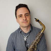 Mestrado em Saxofone Jazz pelo Conservatório Real de Haia dá aulas de saxofone, clarinete e teoria musical