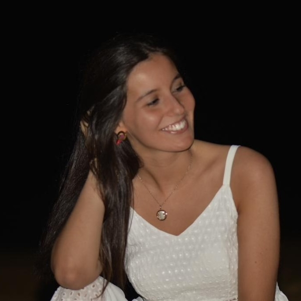 Estudante de Medicina do 4o ano na FMLisboa! Aposto na revisão sistemática da matéria da cadeira através de PowerPoints apelativos e completos criados por mim, assim como na resolução de exercícios de