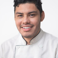 Chef con más de 10 años de experiencia, con una profundización en alta panadería y pastelería y diplomado en docencia gastronómica