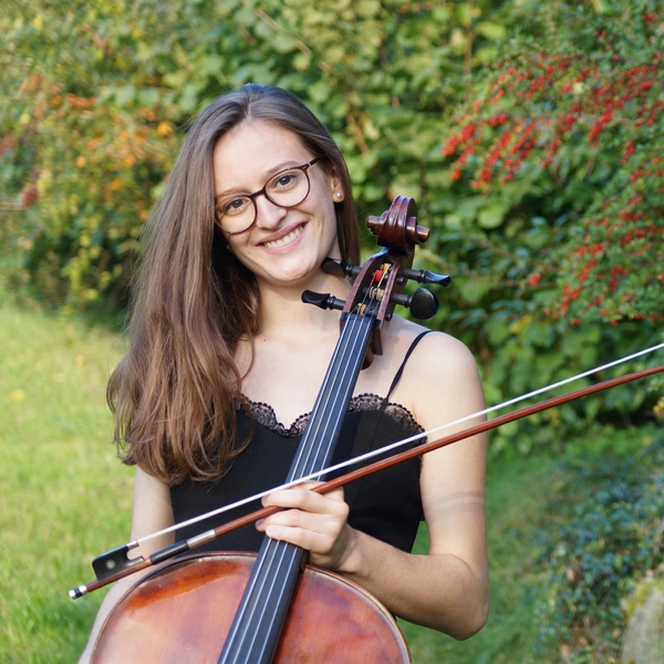 Cours du violoncelle - Étudiante en pédagogie du violoncelle à Neuchâtel. Je suis ouverte aux personnes de tous âges et me réjouis de faire ta connaissance ! Cours en francais, allemand et anglais.