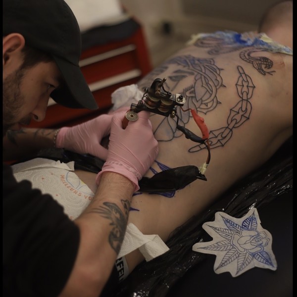 -Tatoueur depuis 8 ans, donne des cours sur les bases du tatouage, à la machine ou en handpoke, approfondissement possible sur des techniques particulières