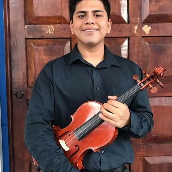 Estudiante de violín, nivel medio en conservatorio de música UNP Nicaragua (antes Upoli) participante en 2 ocasiones de Orquesta de las Américas 2019-2020 como único representante de dicho país, clase