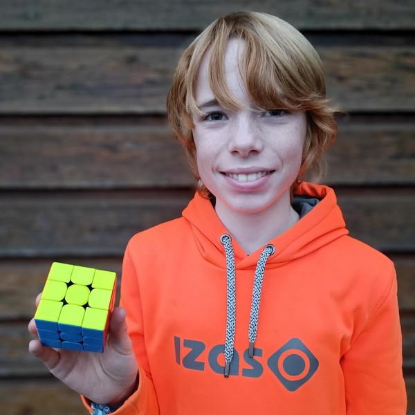 Hola soy Jacobo y puedo enseñarte a hacer el cubo de Rubik 3x3 fácilmente. Soy paciente y aprendí a hacer el cubo de rubik en menos de un minuto en 1 mes.
