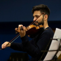 Mi nombre es Fabrizio Beschizza Pais, soy de Montevideo, Uruguay. Doy clases personalizadas de violín y teoría musical, para todas las edades y ambiciones, desde un niño que está descubriendo la músic