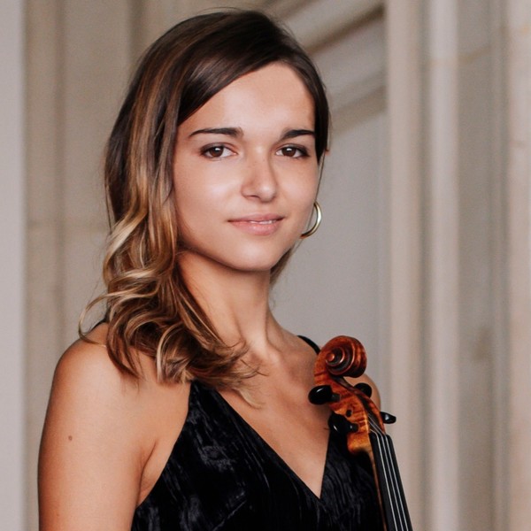 Bonjour à tous! Je suis Giovanna, pianiste et violoniste professioniste, diplomé de l'Accademia Nazionale di Santa Cecilia à Rome et musicienne de l'Orchestra del Teatro Olimpico à Vicenza (Italy)
