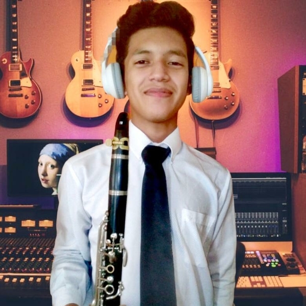 Estudiante en la escuela de Músicos de Chiclayo Perú Ejecución de clarinete