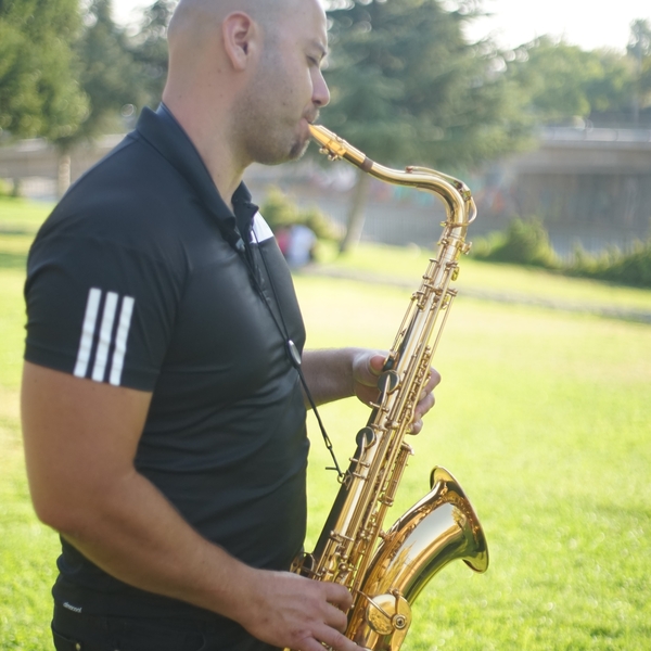 5 años de experiencia en el saxofón tenor , apasionado por su hermoso sonido, y dispuesto a enseñar a otros qué manera práctica y sencilla