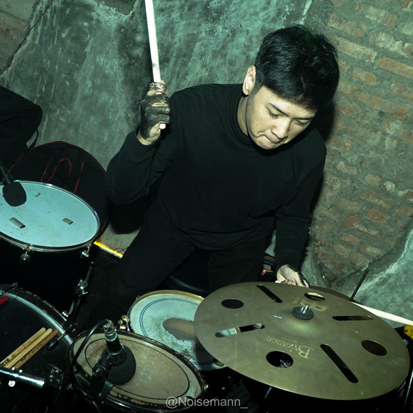 Mahasiswa dengan pengalaman bermain Drum selama 8 tahun, menawarkan kursus drum individu untuk domisili Kota Bandung dengan proses pengajaran yang menyenangkan.