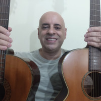 Professor de música com mais de 25 anos de experiência. Formado na Universidade Livre de Música Tom Jobim e Licenciatura em Educação Musical na Universidade Metropolitana de Santos (Brasil). Técnica, 