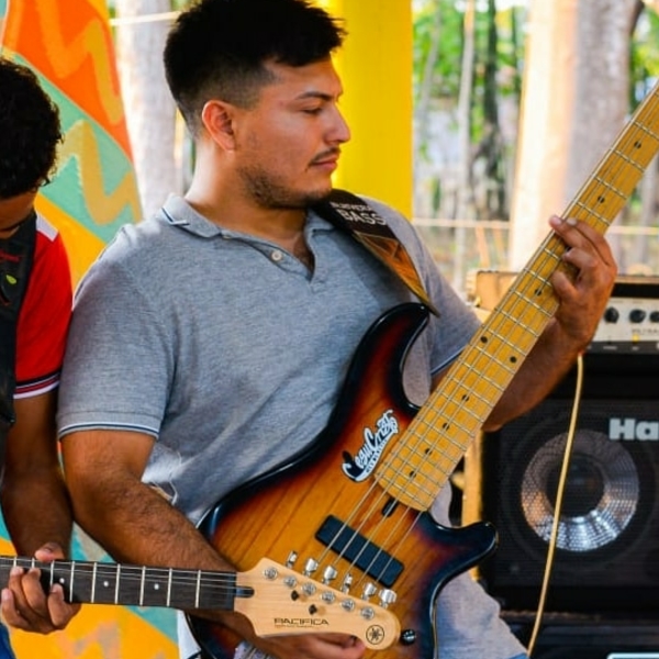 Hola soy Moisés nava soy guitarrista empírico venezolano años de experiencia musical