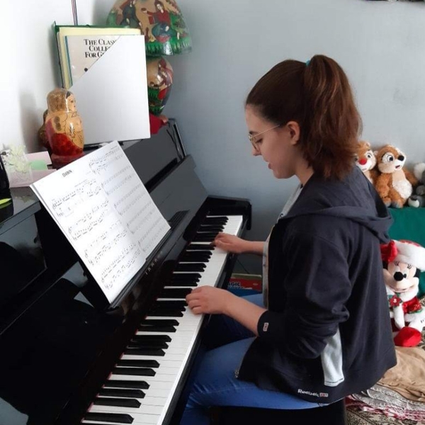 Étudiante en musicologie (première année) et me propose pour de l'aide aux devoirs jusqu'au niveau collège et aide à l'oral jusqu'au niveau lycée
