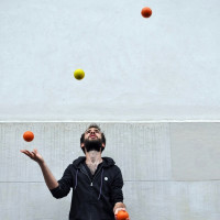 Cours de jonglage et cirque à Nantes : balles, massues, diabolo, équilibre et acrobatie