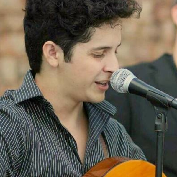 Ex mariachi egresado de la Facultad de de Música de la UAT imparte clases de guitarra clásica, popular, canto, teoría musical y armonía.