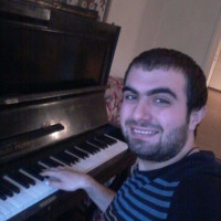Hej! Jag är en pianist från Syrien jag har utbildat mig i Aleppo jag började spela piano och El piano när jag var 12 åring och jag kan flera språk Kurdiska(modersmål) och Arabiska och Turkiska och Eng