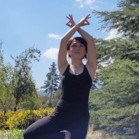 Prácticas de yoga presenciales en Santiago y online, apto para principiantes, trabajando desde la conciencia corporal. Ven y regálate un momento de paz y autoconocimiento.