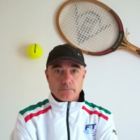 Maestro professionista con esperienza ultra ventennale ti insegno a giocare a tennis divertendoti. Ti aspetto!