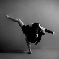 Danseuse professionnelle et professeur diplômée d’Etat au Pôle National Supérieur de danse Rosella Hightower, donne cours particuliers, (tous âges et tous niveaux), en modern jazz, contemporain et str