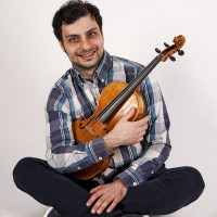 Master Studierende der Universität für Musik und darstellende Kunst Wien (mdw) unterrichtet Geige und Bratsche.