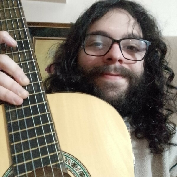 Graduado del Conservatorio Superior Manuel de Falla, enseña Guitarra, y Teoría Musical