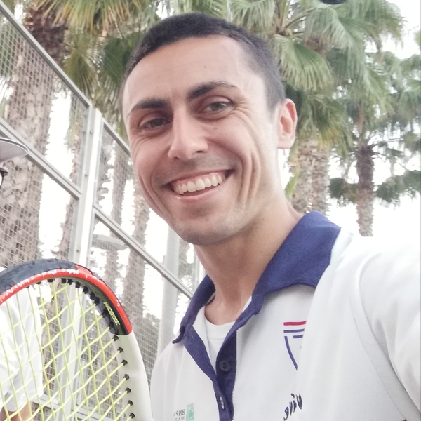 Clases de tenis en Burjassot, Valencia: aprendizaje, movimiento y recreación (particular y grupal)