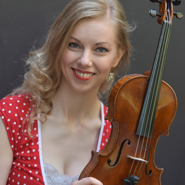 Violoniste concertiste diplômé à Londres avec 14 ans d'expérience donne cours trilingue, tous âges et niveaux.