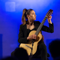 Ich bin Sara Celardo, eine klassische Gitarristin aus Italien. Ich schließe gerade  mein Masterstudium an der Kunstuniversität ab und ich mache auch das Bachelorstudium IGP. Der Unterricht kann auf De