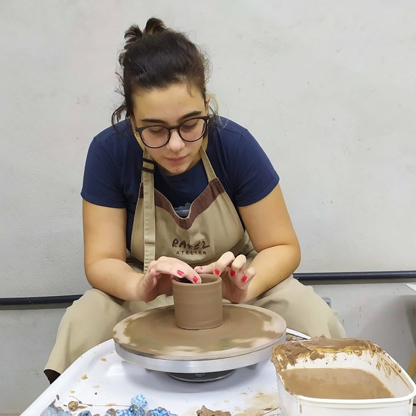 Ceramista dá aulas de torno, modelagem manual e esmaltação em SP. Faça peças utilitárias, esculturas e muito mais com técnicas de cerâmica de alta temperatura!