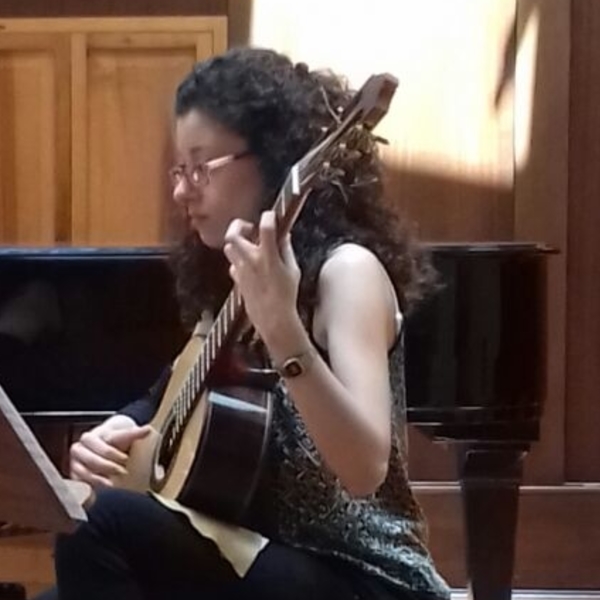 Musicista plurilaureata al Conservatorio, con esperienza concertistica e d'insegnamento, impartisce lezioni private di chitarra, ukulele, solfeggio, armonia, per tutti i livelli e fasce d'età