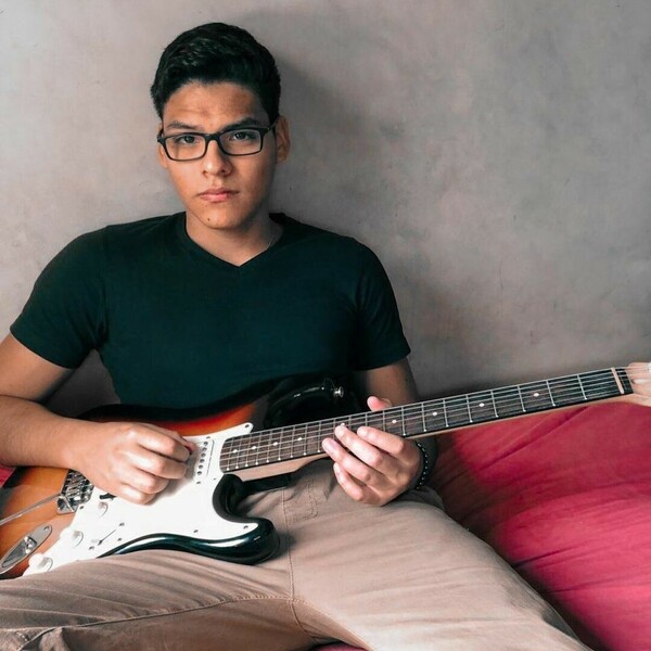 Estudiante de música en la UPC en el 7mo ciclo de la carrera enseña guitarra para principiantes e intermedios